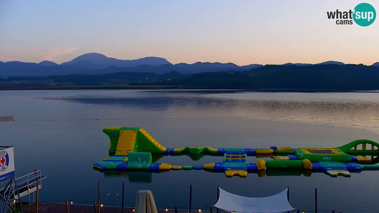 Spletna kamera Velenjsko jezero – Pogled v živo z Velenjske plaže