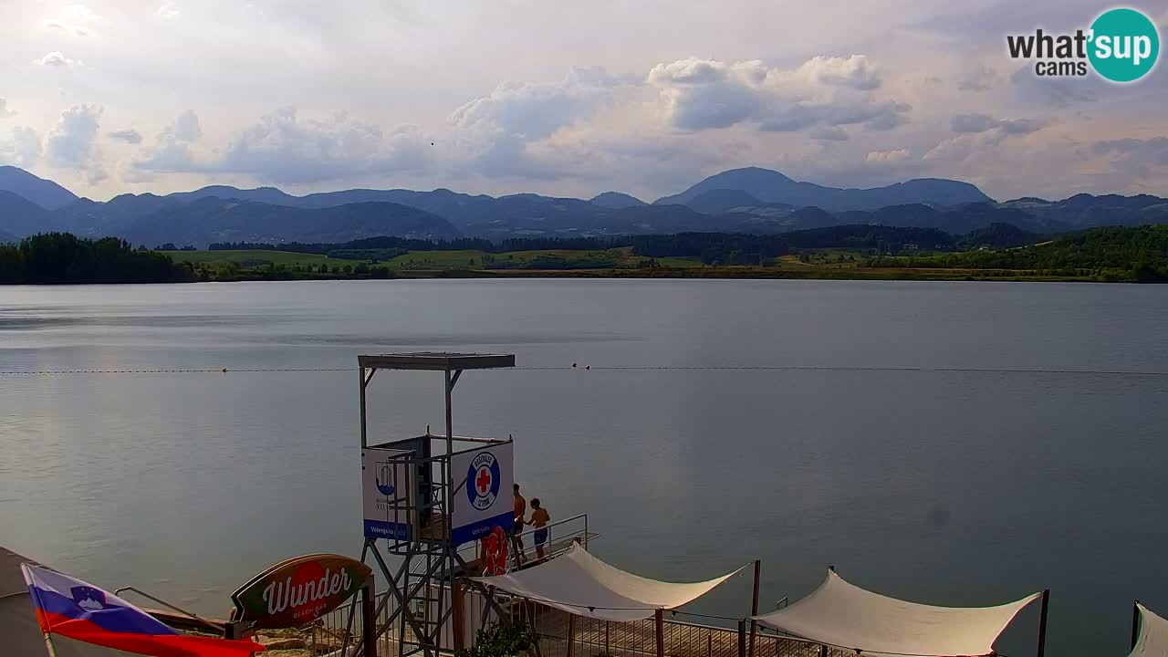 Spletna kamera Velenjsko jezero – Pogled v živo z Velenjske plaže