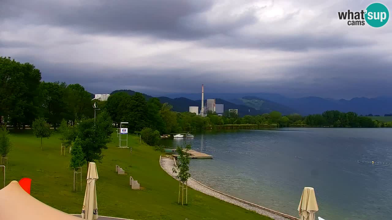 Spletna kamera Velenjsko jezero – Pogled v živo z Velenjske plaže