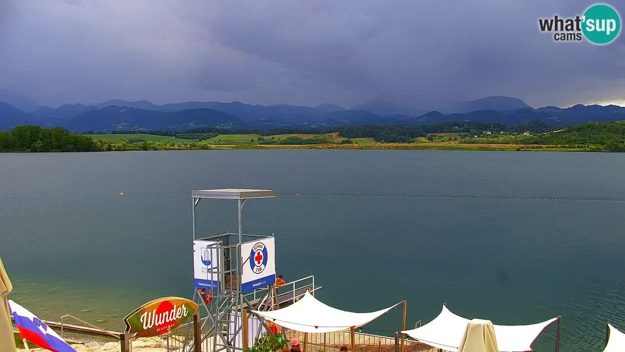 Spletna kamera Velenjsko jezero – Pogled v živo z Velenjske plaže