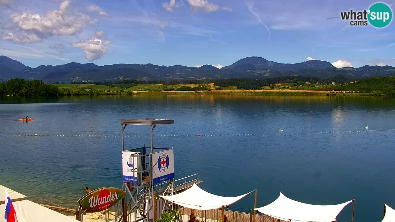 Spletna kamera Velenjsko jezero – Pogled v živo z Velenjske plaže