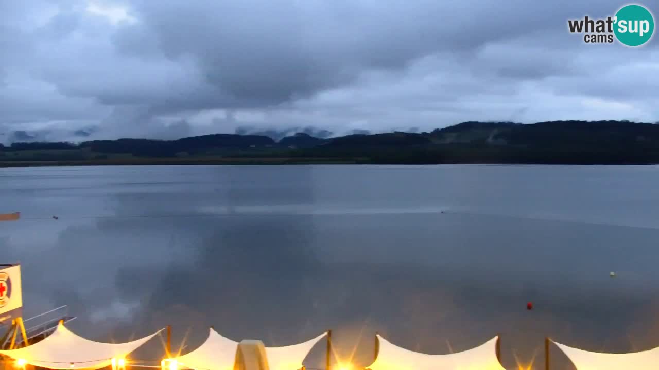 Spletna kamera Velenjsko jezero – Pogled v živo z Velenjske plaže