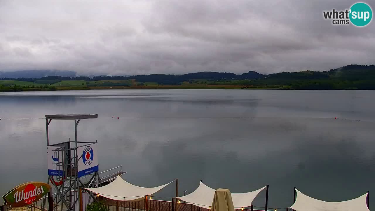 Spletna kamera Velenjsko jezero – Pogled v živo z Velenjske plaže