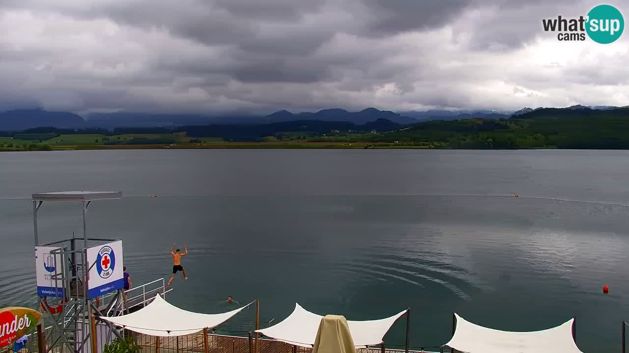 Spletna kamera Velenjsko jezero – Pogled v živo z Velenjske plaže