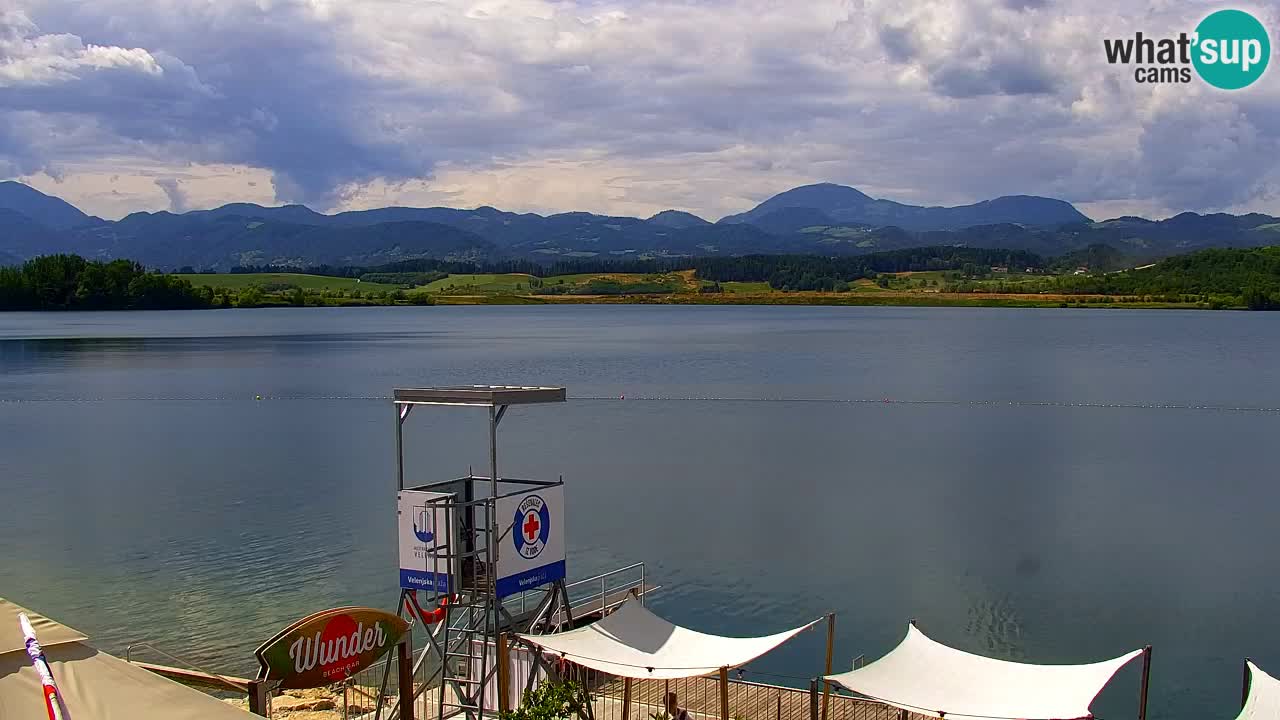 Spletna kamera Velenjsko jezero – Pogled v živo z Velenjske plaže