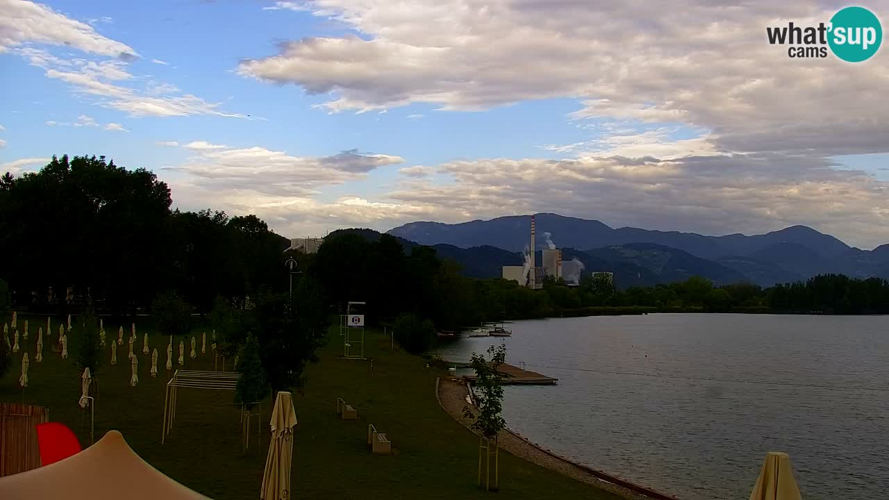 Spletna kamera Velenjsko jezero – Pogled v živo z Velenjske plaže