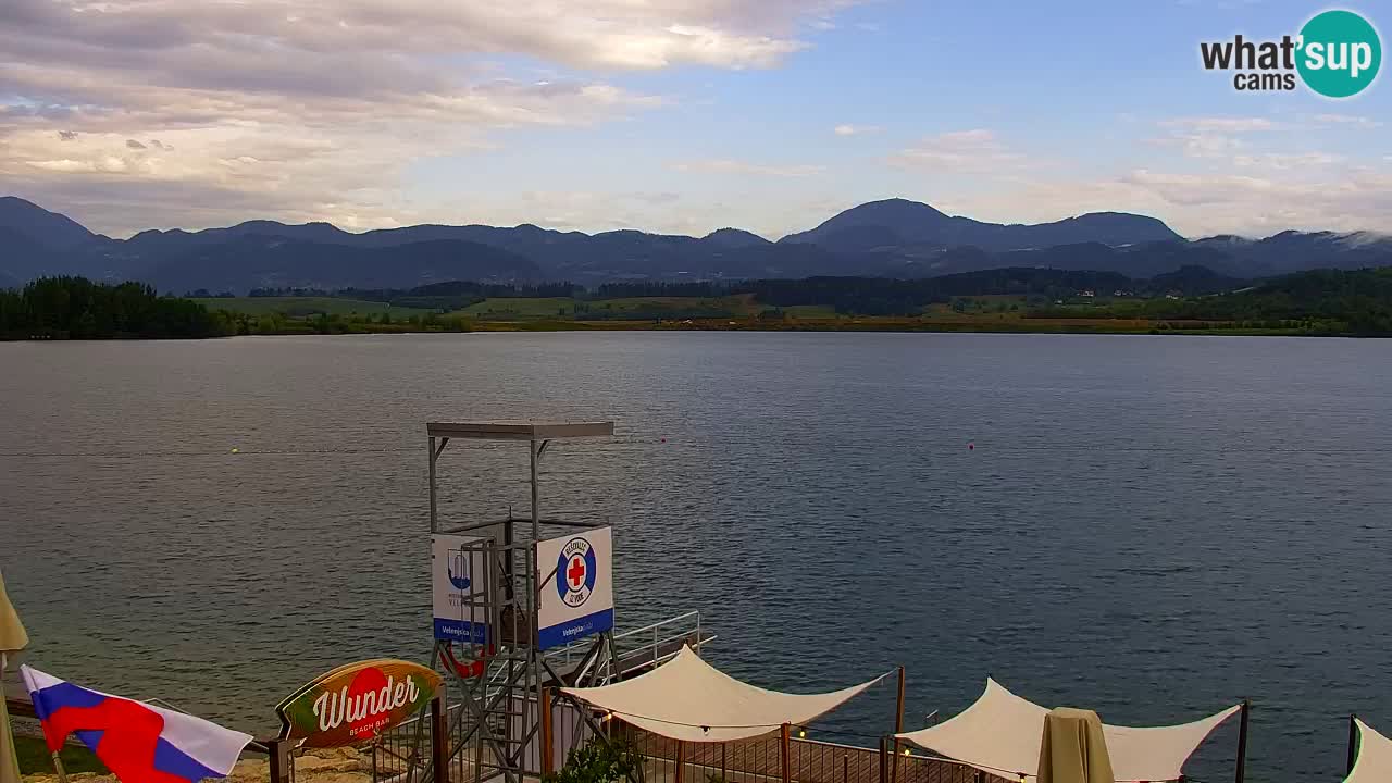 Spletna kamera Velenjsko jezero – Pogled v živo z Velenjske plaže