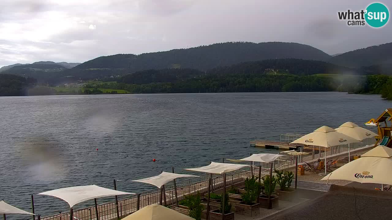 Spletna kamera Velenjsko jezero – Pogled v živo z Velenjske plaže