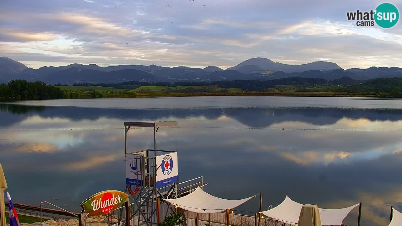 Spletna kamera Velenjsko jezero – Pogled v živo z Velenjske plaže