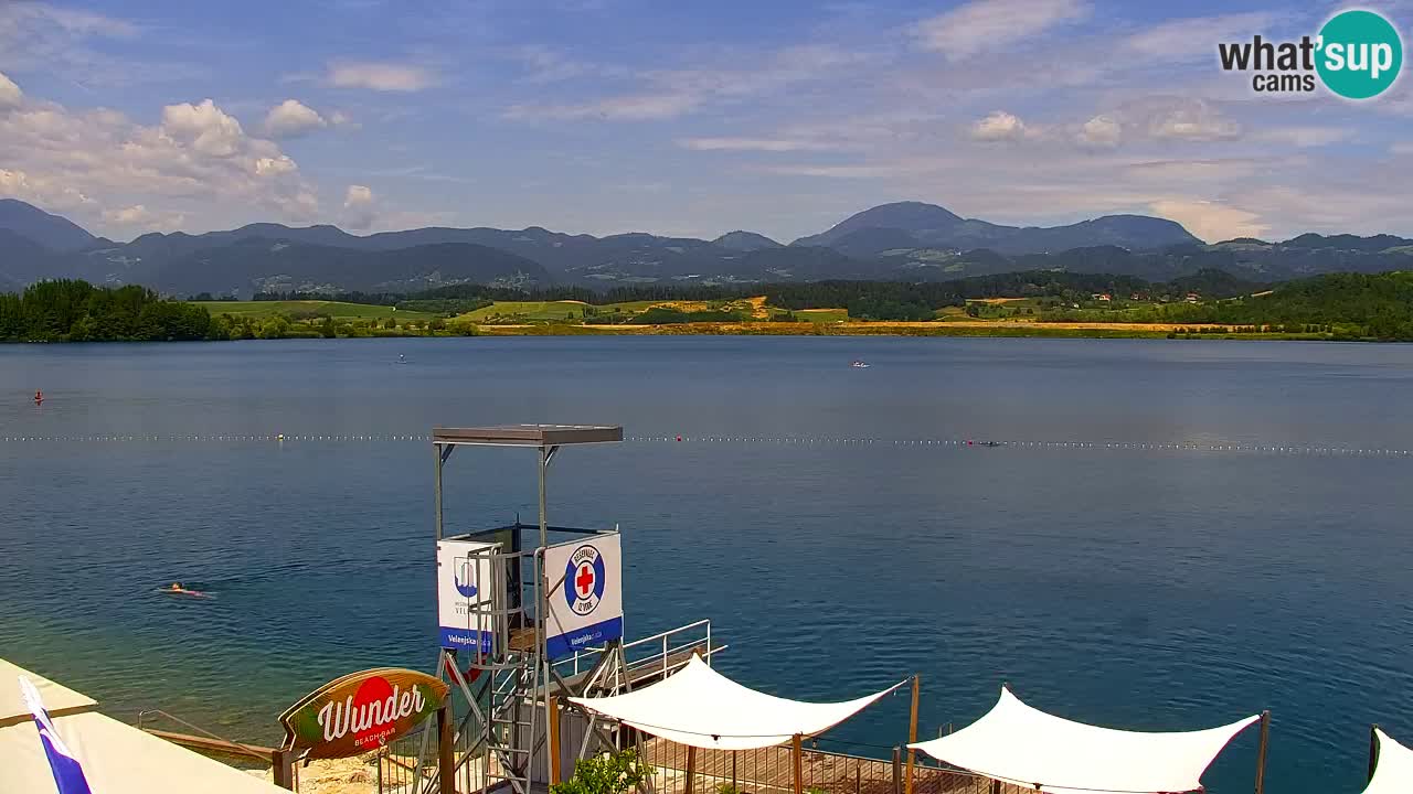 Spletna kamera Velenjsko jezero – Pogled v živo z Velenjske plaže