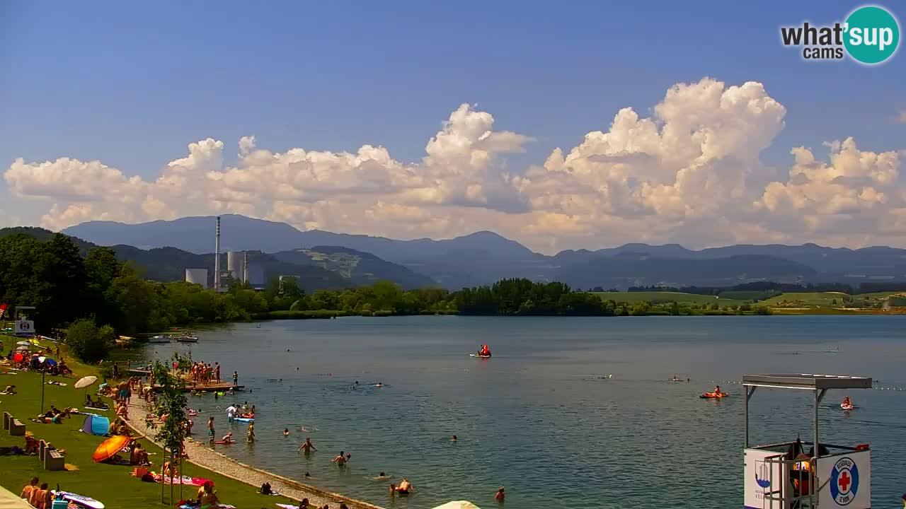 Spletna kamera Velenjsko jezero – Pogled v živo z Velenjske plaže