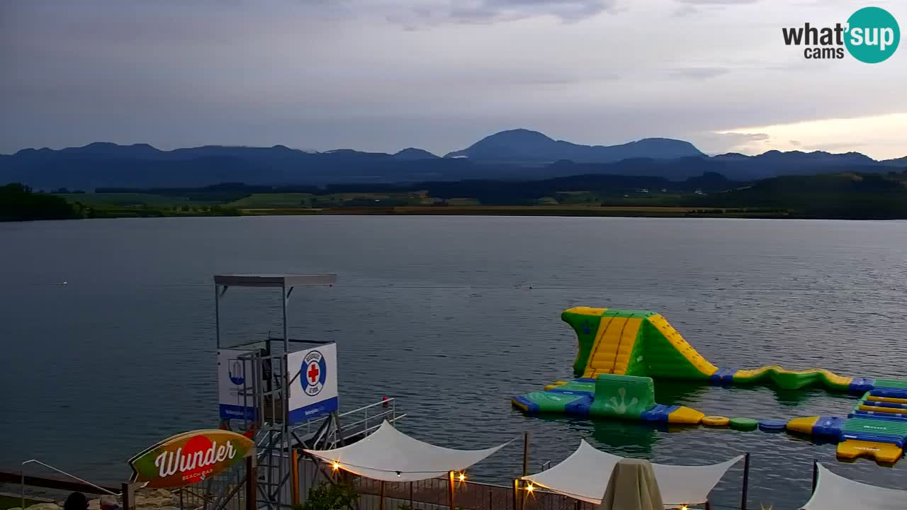 Spletna kamera Velenjsko jezero – Pogled v živo z Velenjske plaže