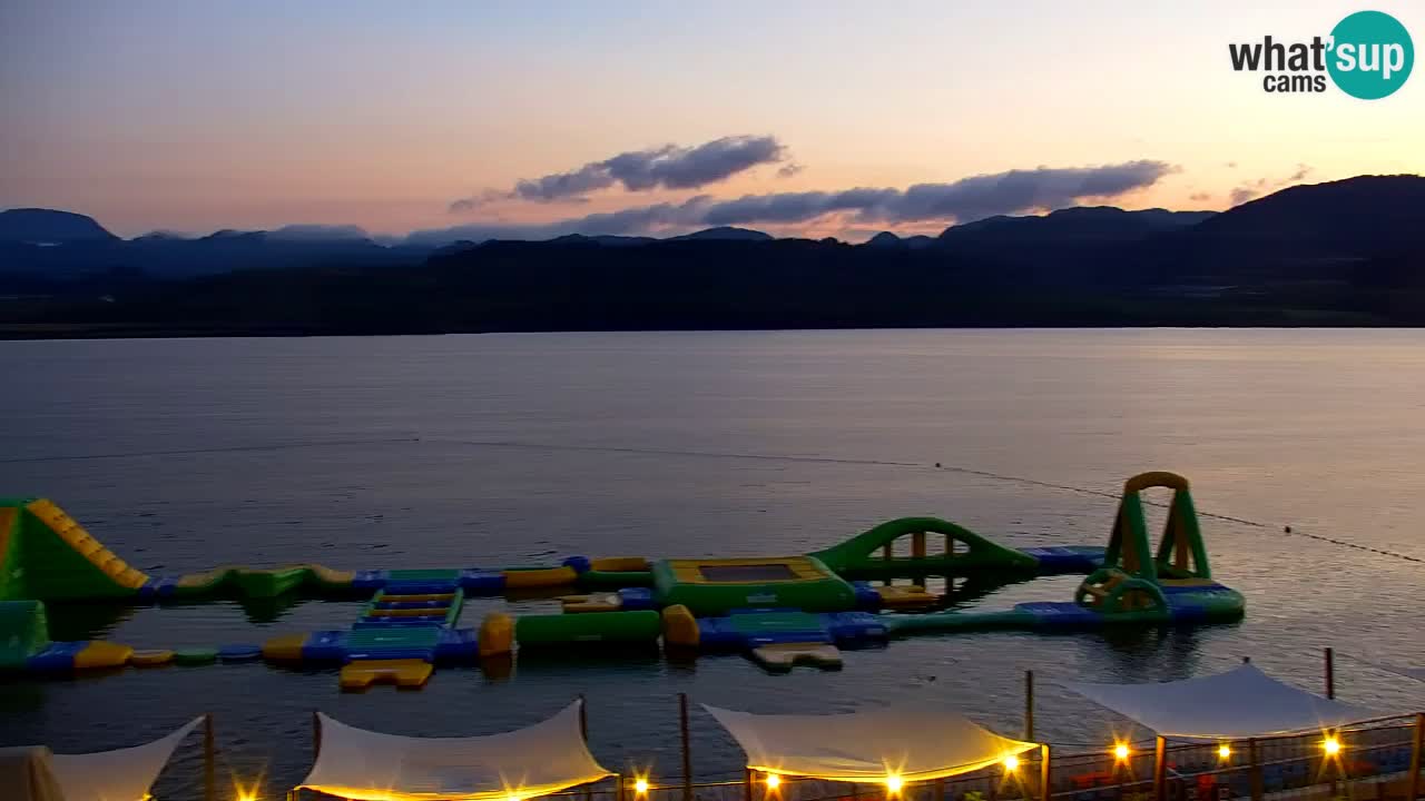 Spletna kamera Velenjsko jezero – Pogled v živo z Velenjske plaže