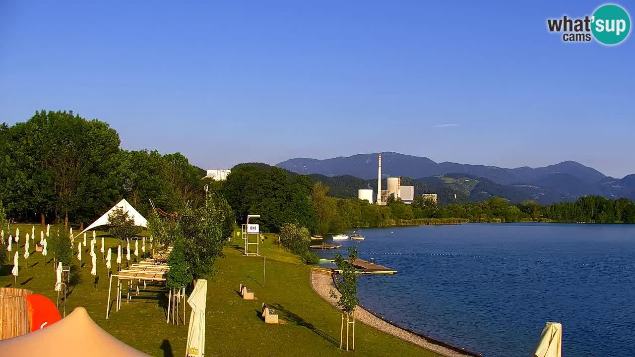 Spletna kamera Velenjsko jezero – Pogled v živo z Velenjske plaže