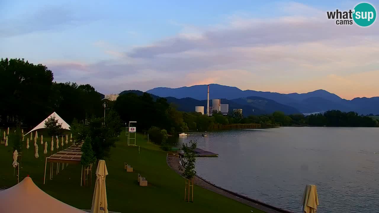 Spletna kamera Velenjsko jezero – Pogled v živo z Velenjske plaže