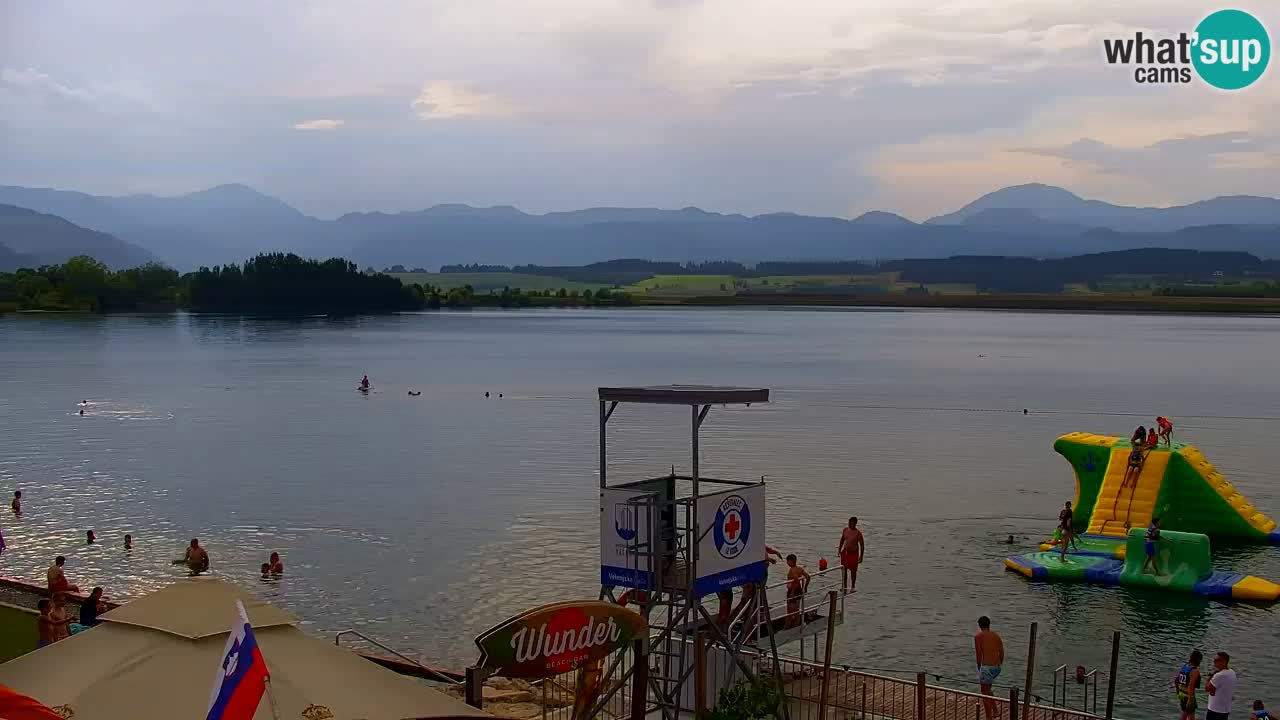 Spletna kamera Velenjsko jezero – Pogled v živo z Velenjske plaže