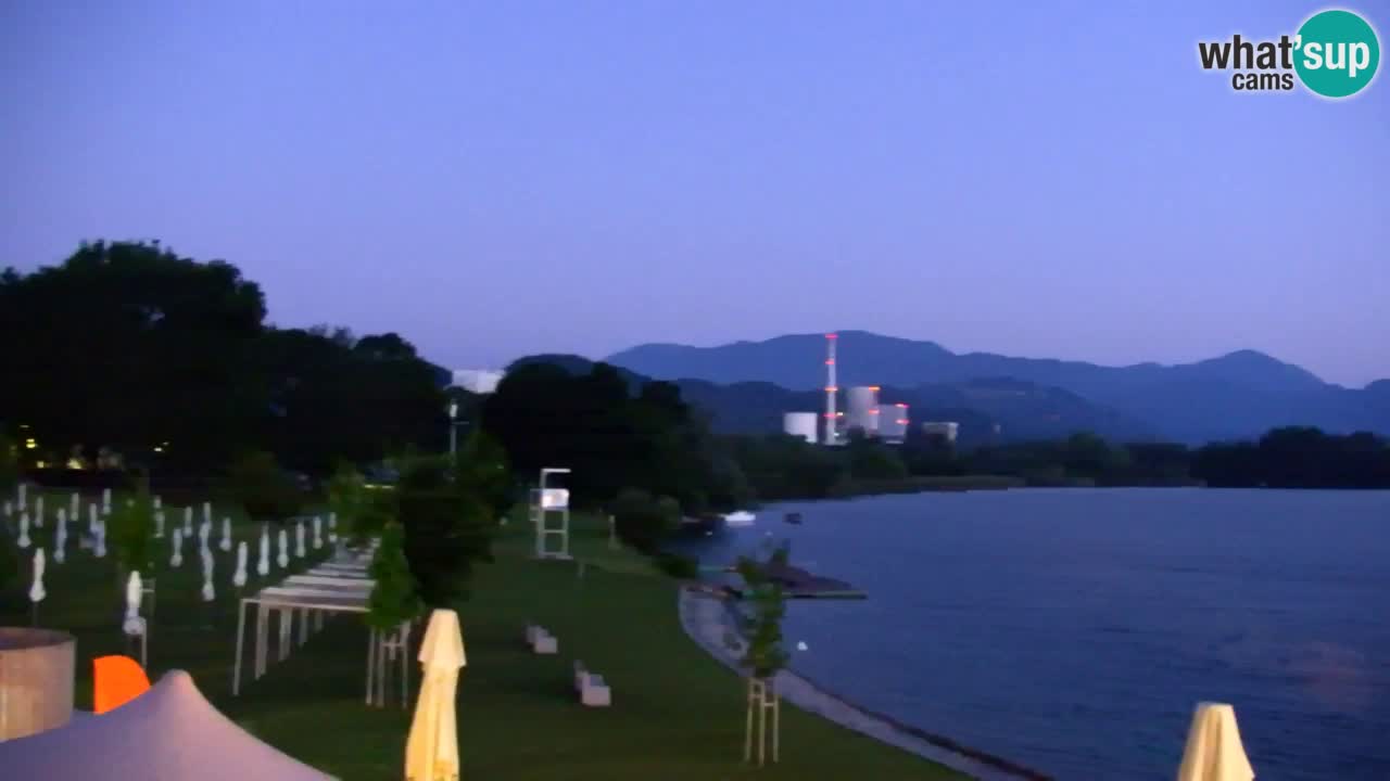 Spletna kamera Velenjsko jezero – Pogled v živo z Velenjske plaže