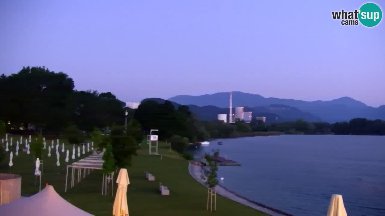 Spletna kamera Velenjsko jezero – Pogled v živo z Velenjske plaže