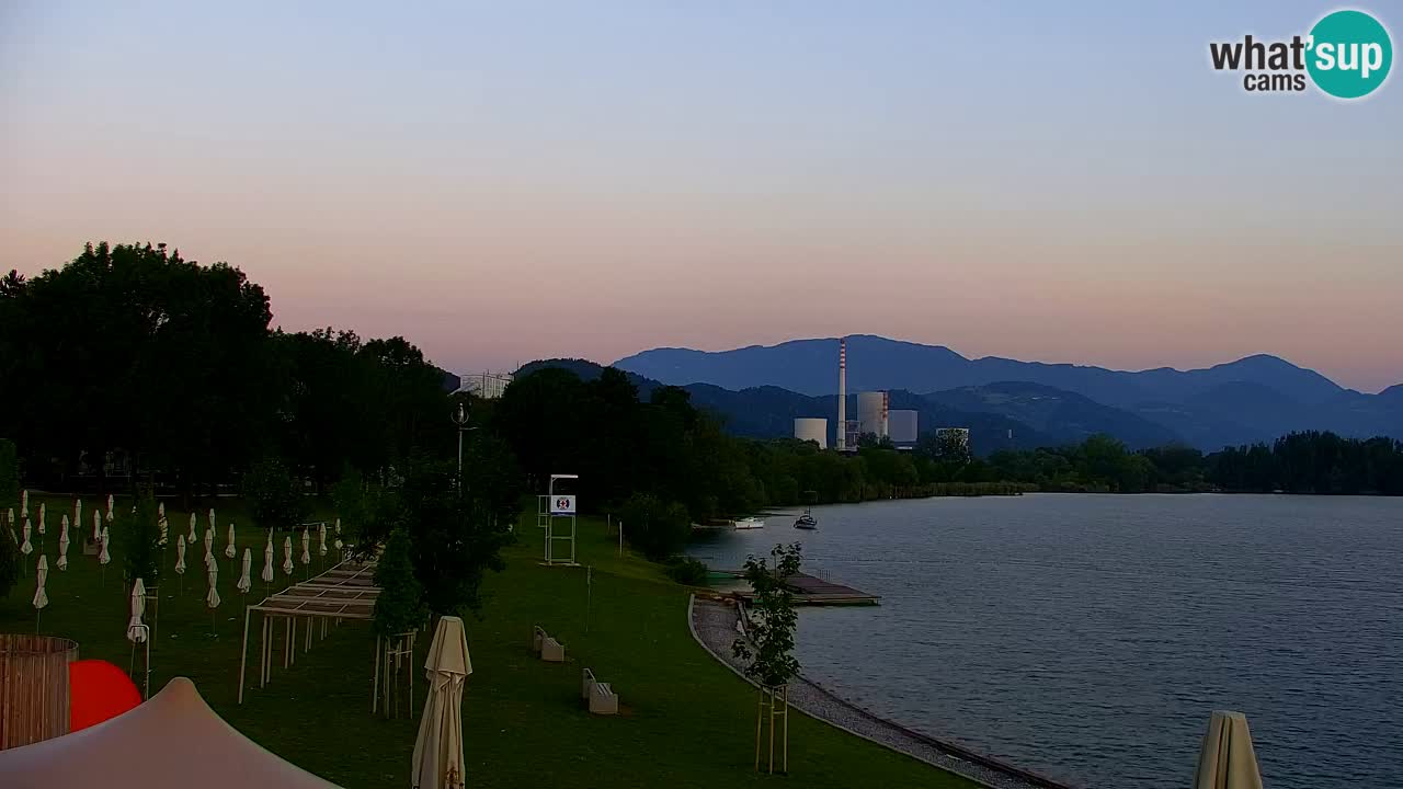 Spletna kamera Velenjsko jezero – Pogled v živo z Velenjske plaže