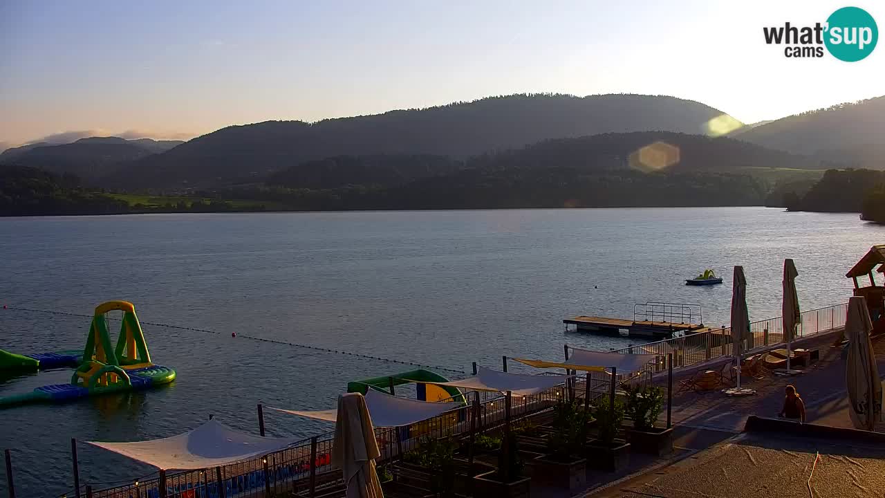 Spletna kamera Velenjsko jezero – Pogled v živo z Velenjske plaže