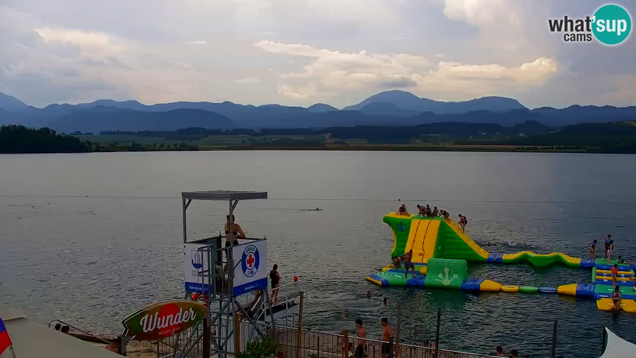 Spletna kamera Velenjsko jezero – Pogled v živo z Velenjske plaže