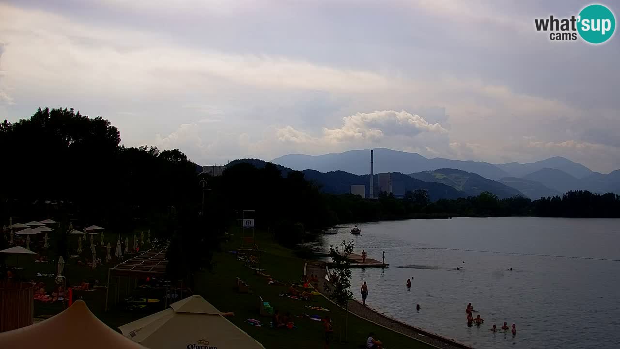 Spletna kamera Velenjsko jezero – Pogled v živo z Velenjske plaže