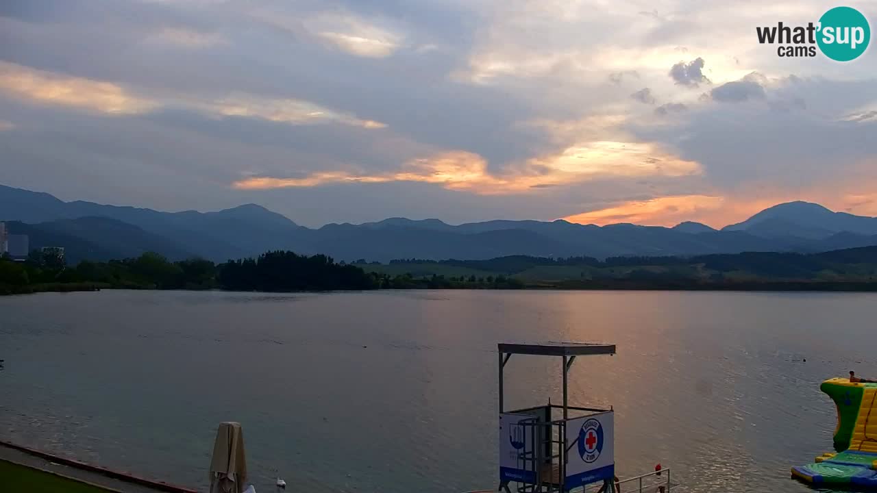 Spletna kamera Velenjsko jezero – Pogled v živo z Velenjske plaže