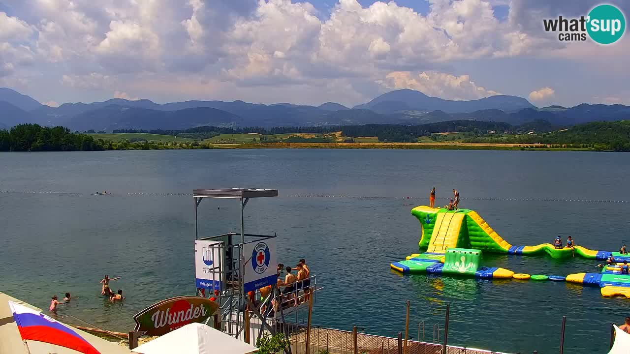 Spletna kamera Velenjsko jezero – Pogled v živo z Velenjske plaže