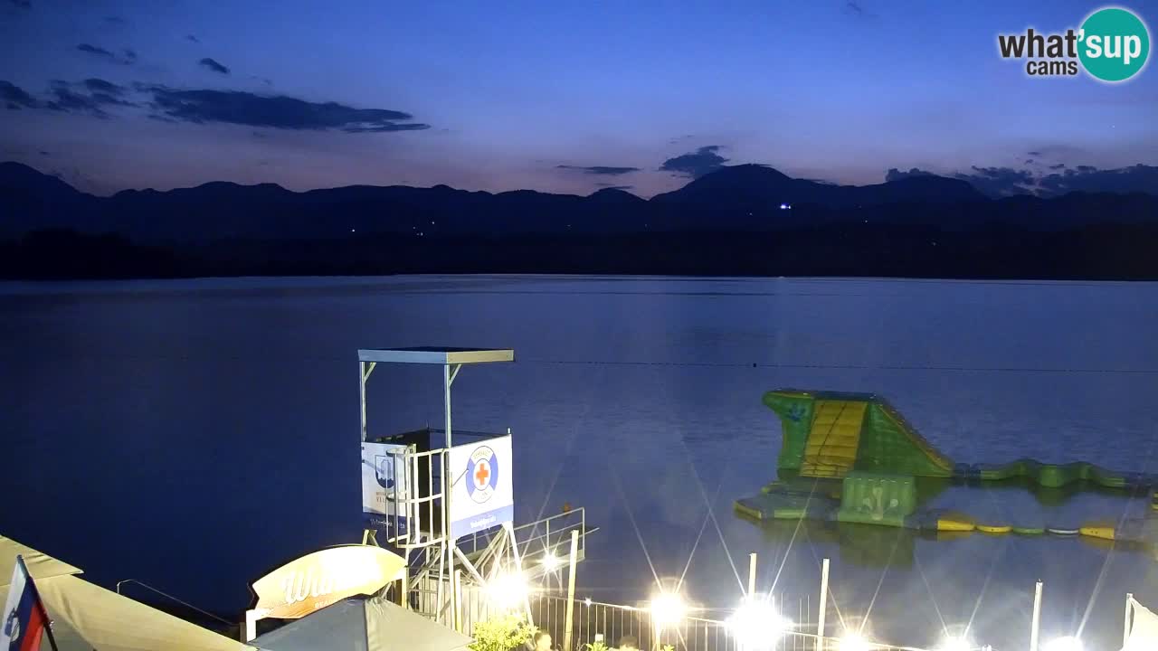 Spletna kamera Velenjsko jezero – Pogled v živo z Velenjske plaže