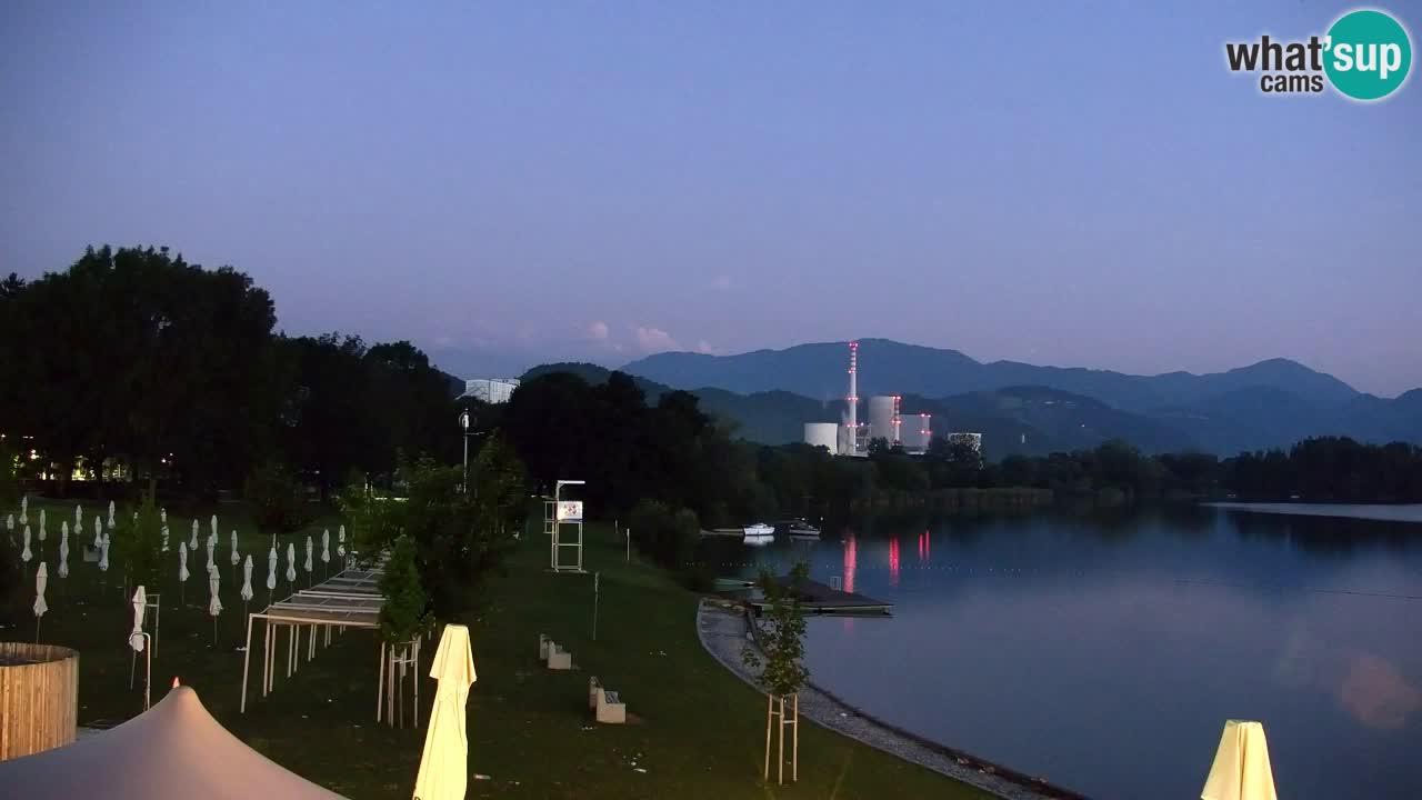 Spletna kamera Velenjsko jezero – Pogled v živo z Velenjske plaže