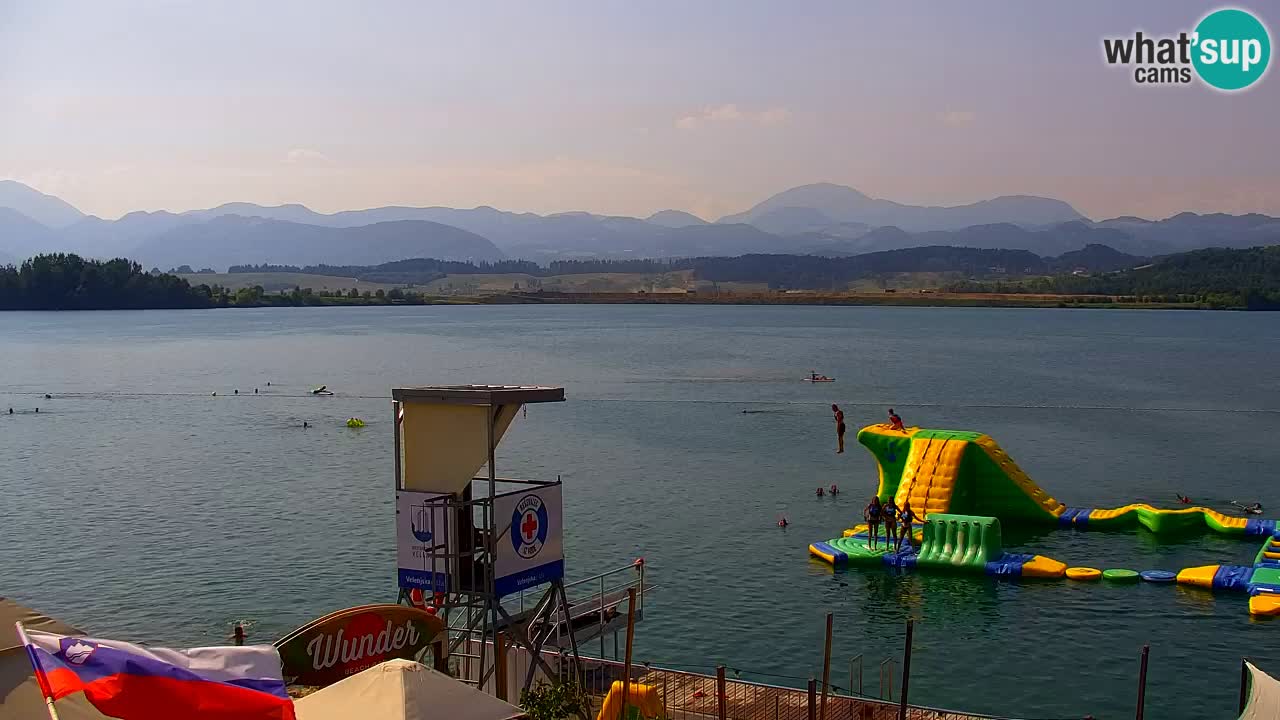 Spletna kamera Velenjsko jezero – Pogled v živo z Velenjske plaže
