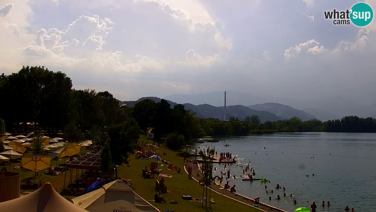 Spletna kamera Velenjsko jezero – Pogled v živo z Velenjske plaže