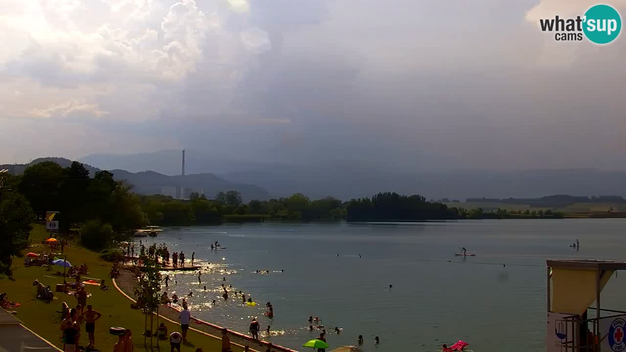 Spletna kamera Velenjsko jezero – Pogled v živo z Velenjske plaže