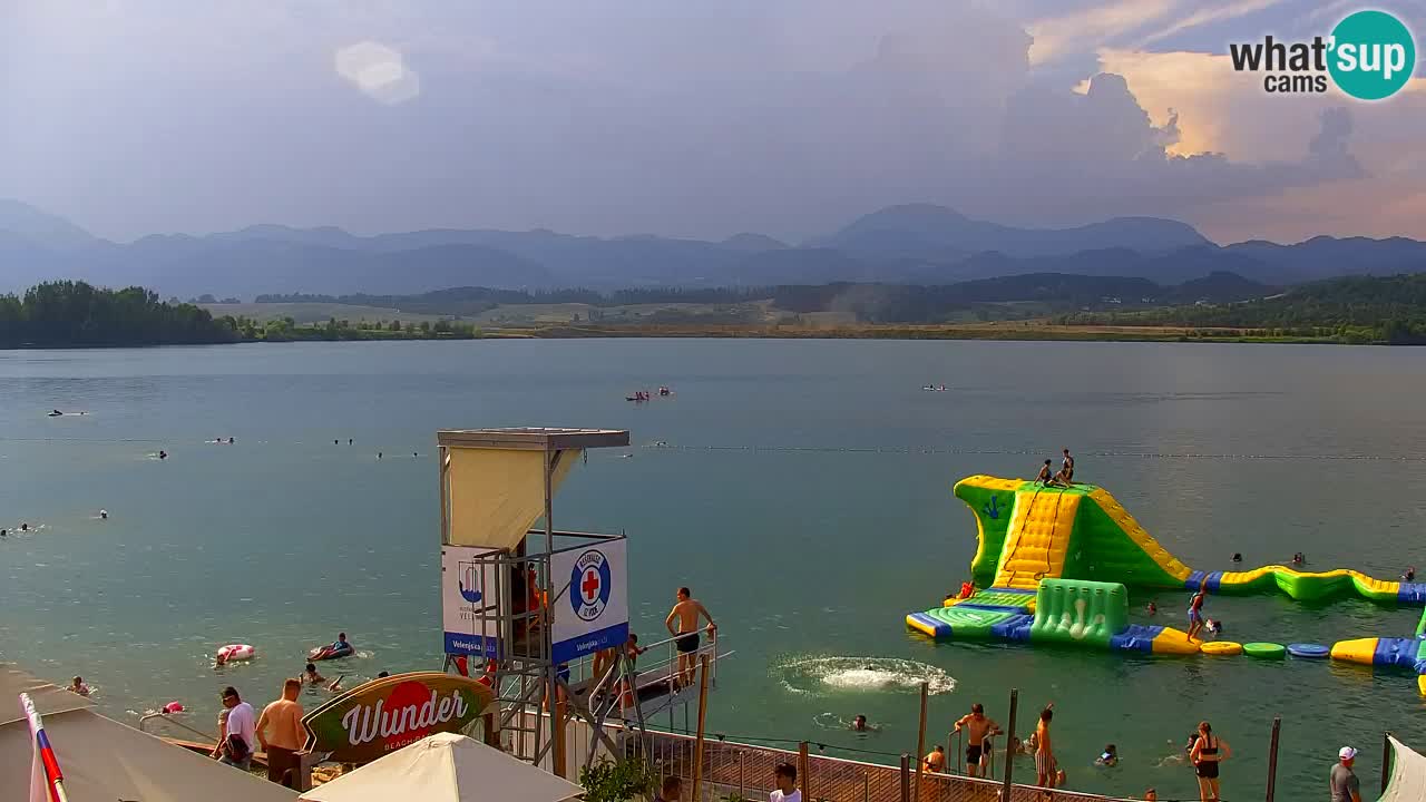 Spletna kamera Velenjsko jezero – Pogled v živo z Velenjske plaže