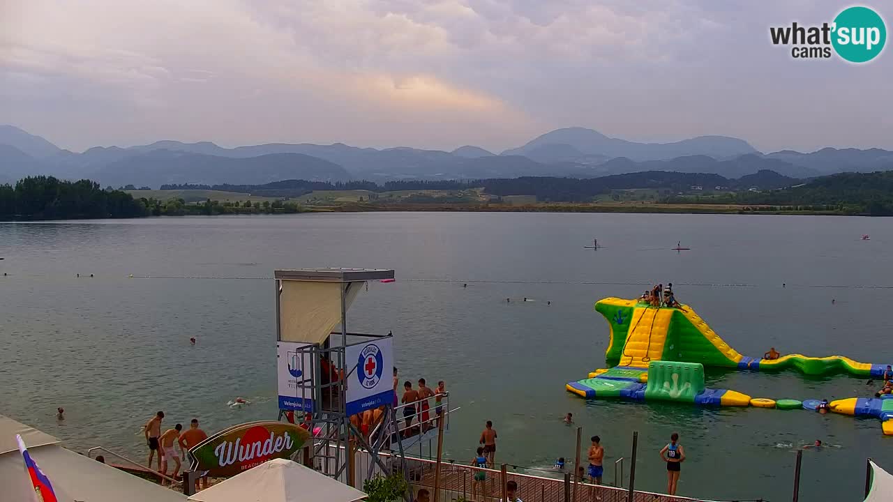 Spletna kamera Velenjsko jezero – Pogled v živo z Velenjske plaže