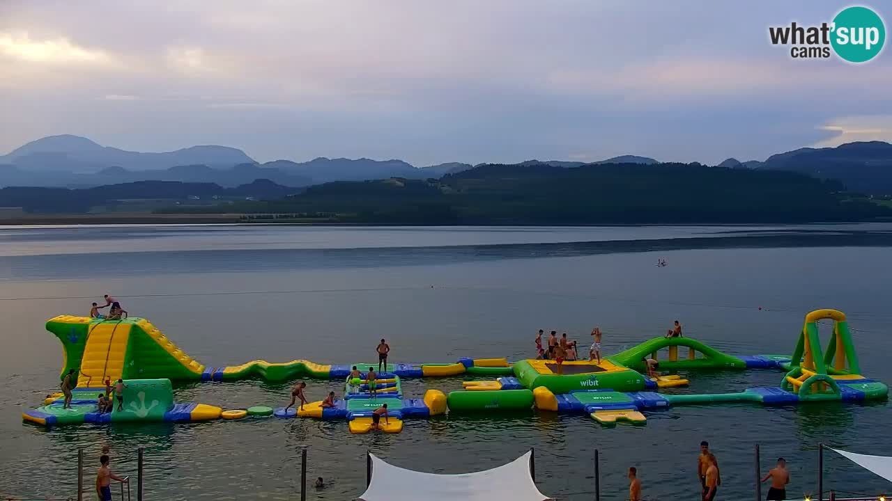 Spletna kamera Velenjsko jezero – Pogled v živo z Velenjske plaže