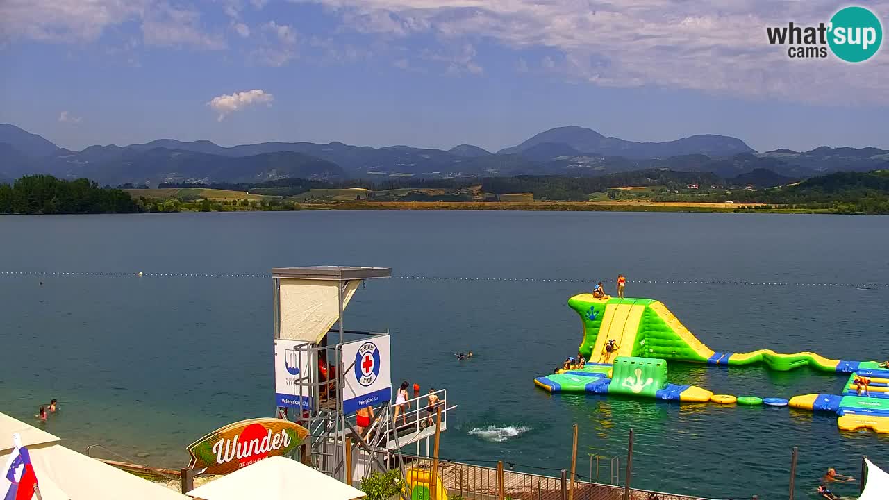 Spletna kamera Velenjsko jezero – Pogled v živo z Velenjske plaže
