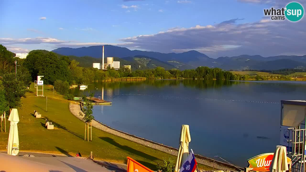 Spletna kamera Velenjsko jezero – Pogled v živo z Velenjske plaže