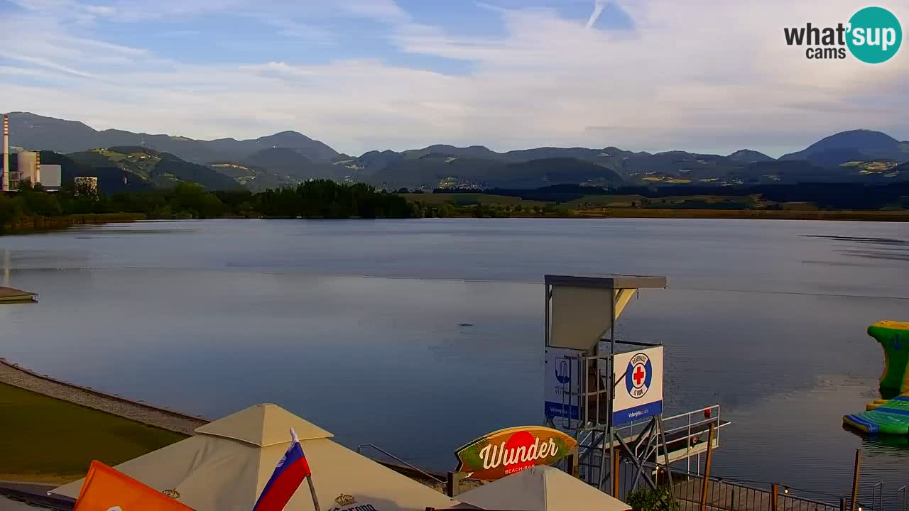 Spletna kamera Velenjsko jezero – Pogled v živo z Velenjske plaže