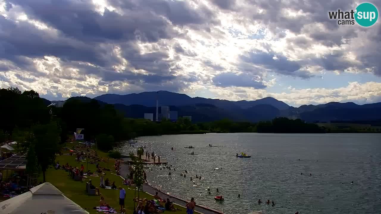Spletna kamera Velenjsko jezero – Pogled v živo z Velenjske plaže