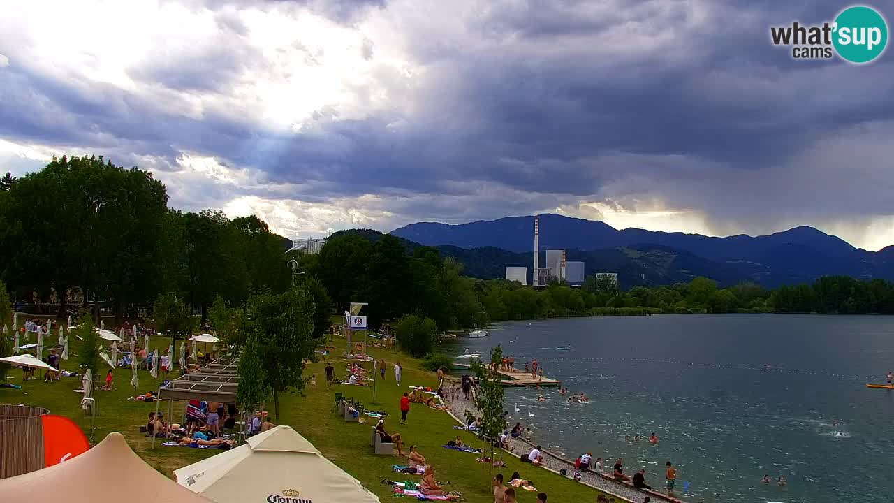 Spletna kamera Velenjsko jezero – Pogled v živo z Velenjske plaže