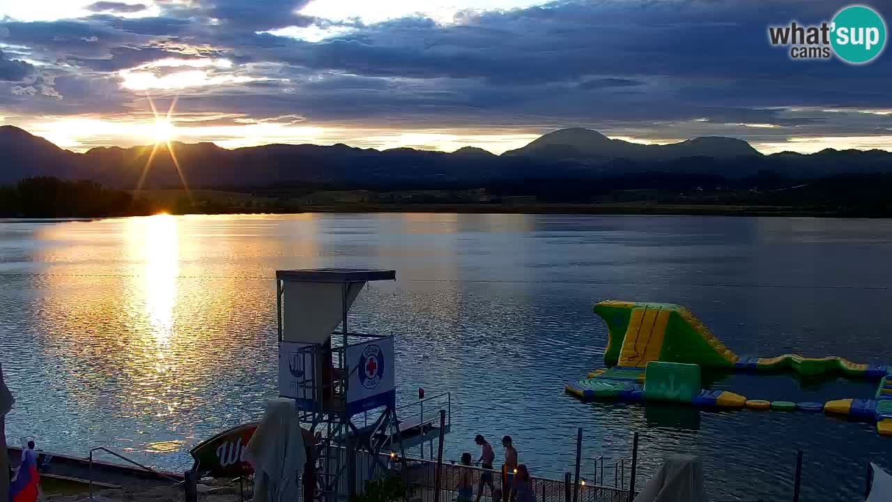 Spletna kamera Velenjsko jezero – Pogled v živo z Velenjske plaže