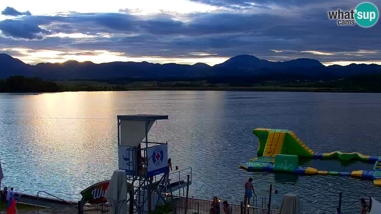 Spletna kamera Velenjsko jezero – Pogled v živo z Velenjske plaže