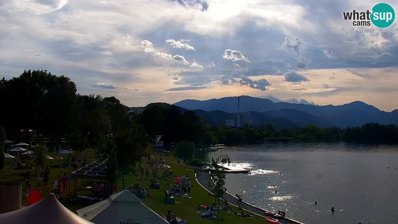 Spletna kamera Velenjsko jezero – Pogled v živo z Velenjske plaže