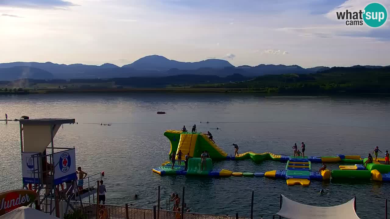 Spletna kamera Velenjsko jezero – Pogled v živo z Velenjske plaže