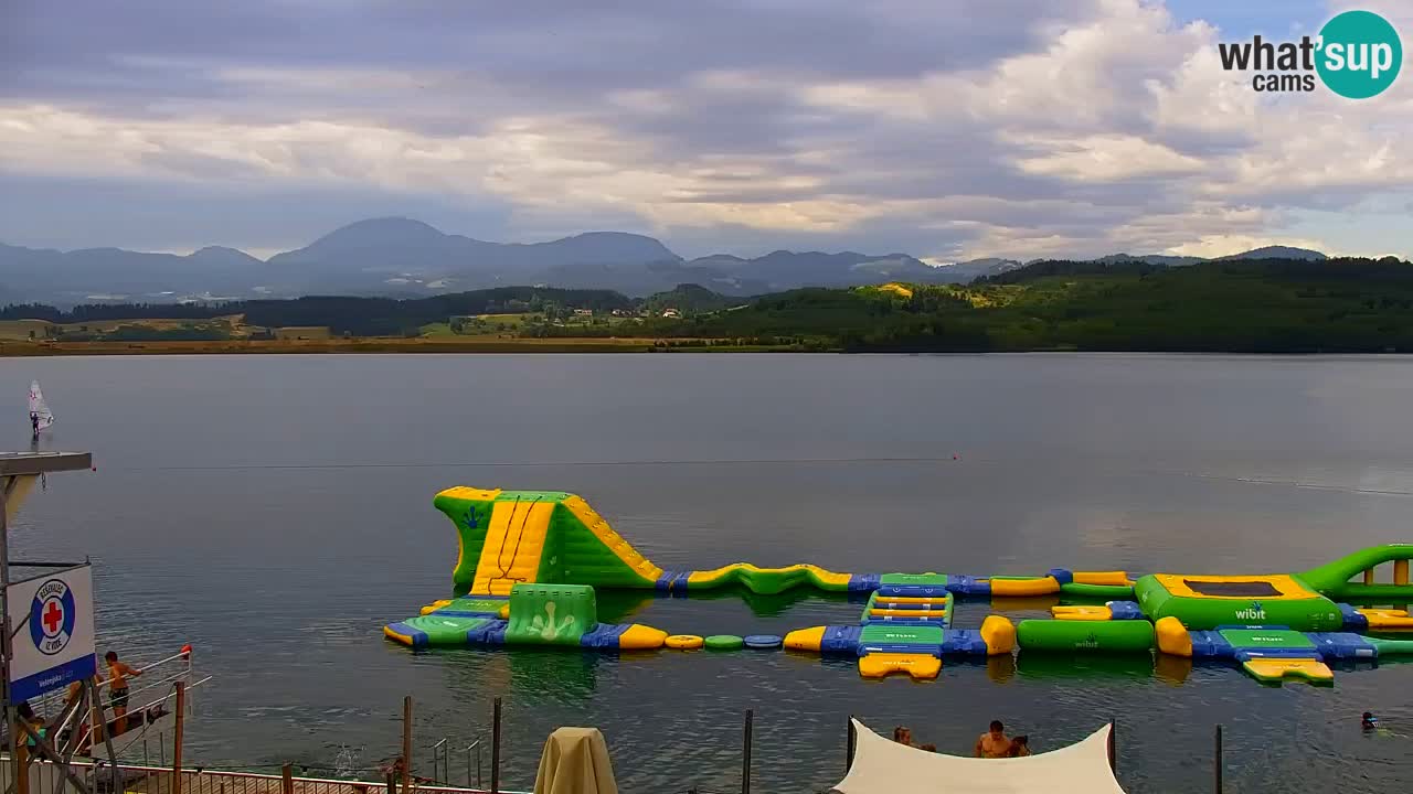 Spletna kamera Velenjsko jezero – Pogled v živo z Velenjske plaže