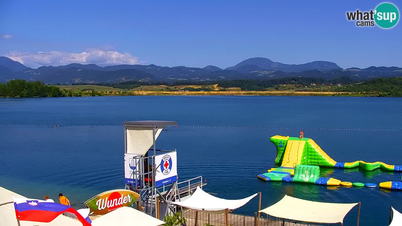 Spletna kamera Velenjsko jezero – Pogled v živo z Velenjske plaže