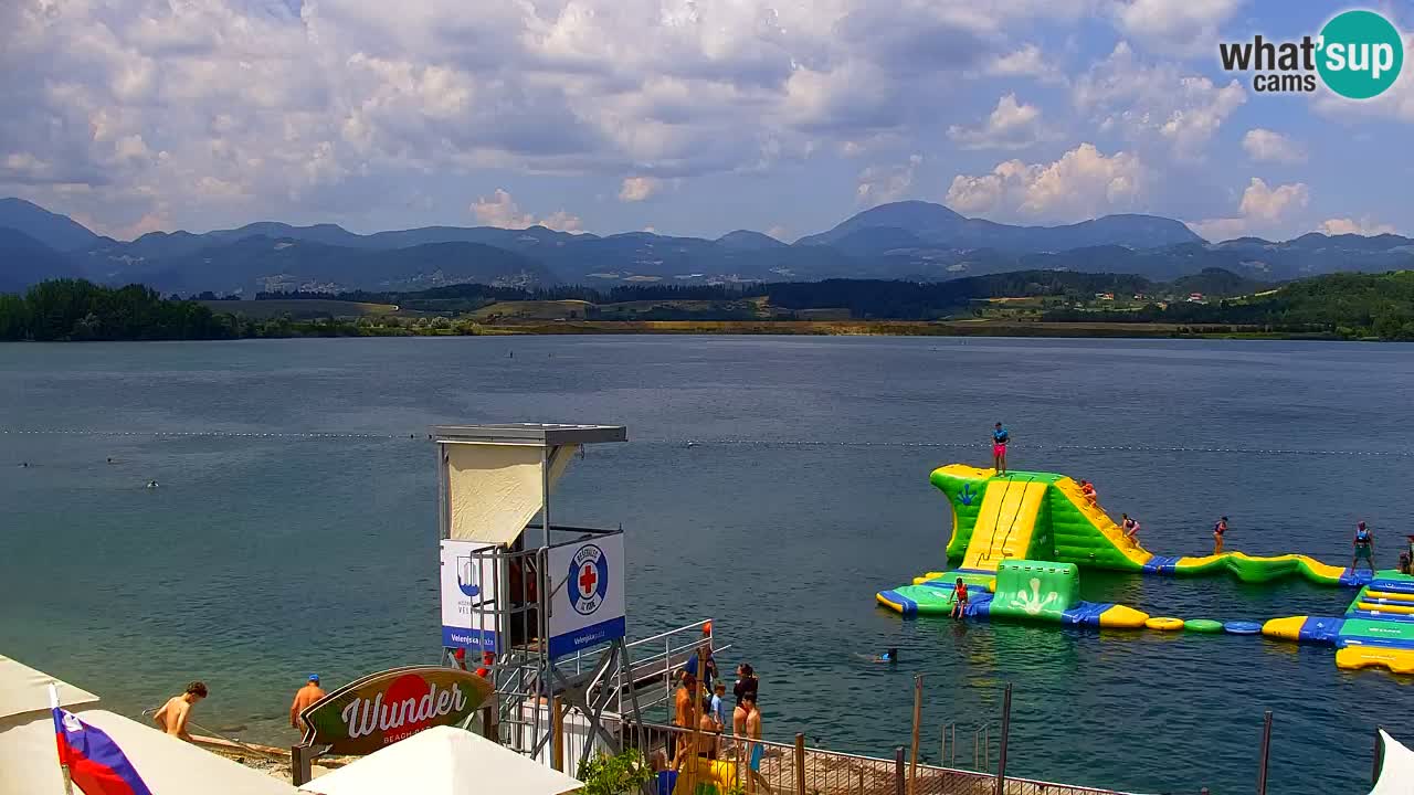 Spletna kamera Velenjsko jezero – Pogled v živo z Velenjske plaže