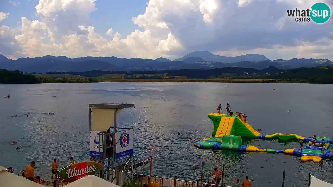 Spletna kamera Velenjsko jezero – Pogled v živo z Velenjske plaže