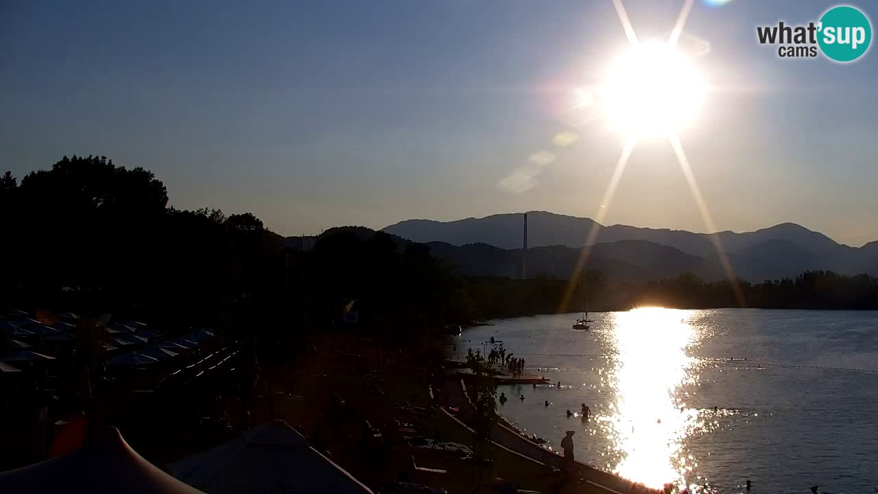 Spletna kamera Velenjsko jezero – Pogled v živo z Velenjske plaže